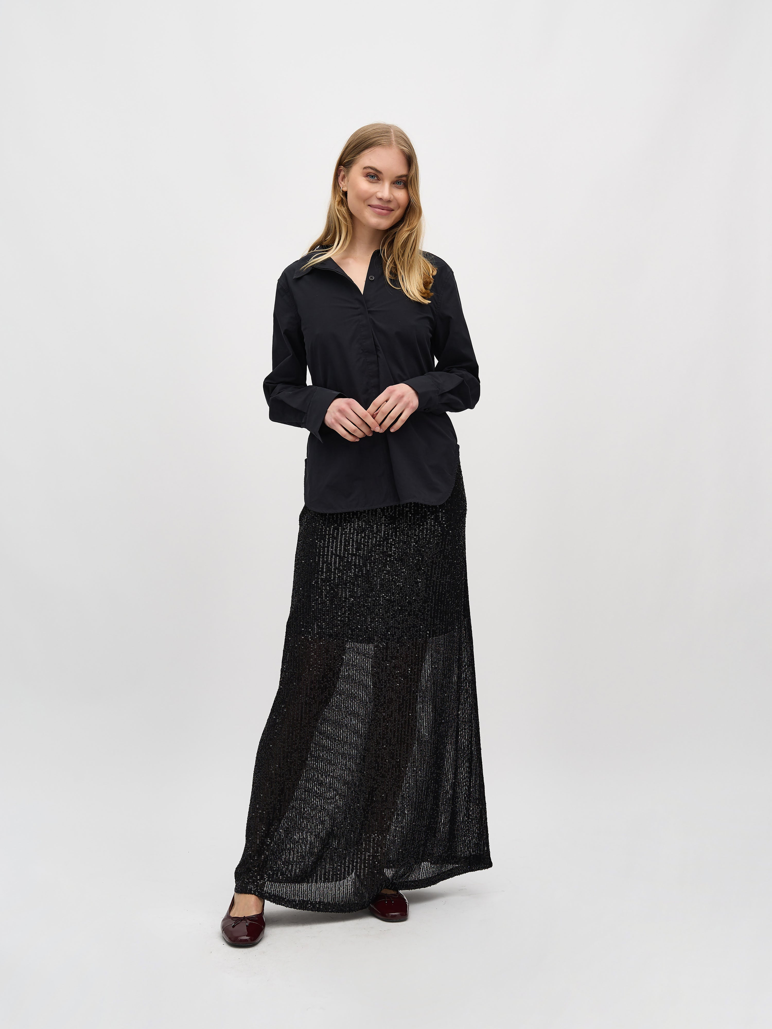 Mailily-M_Black_Model_1