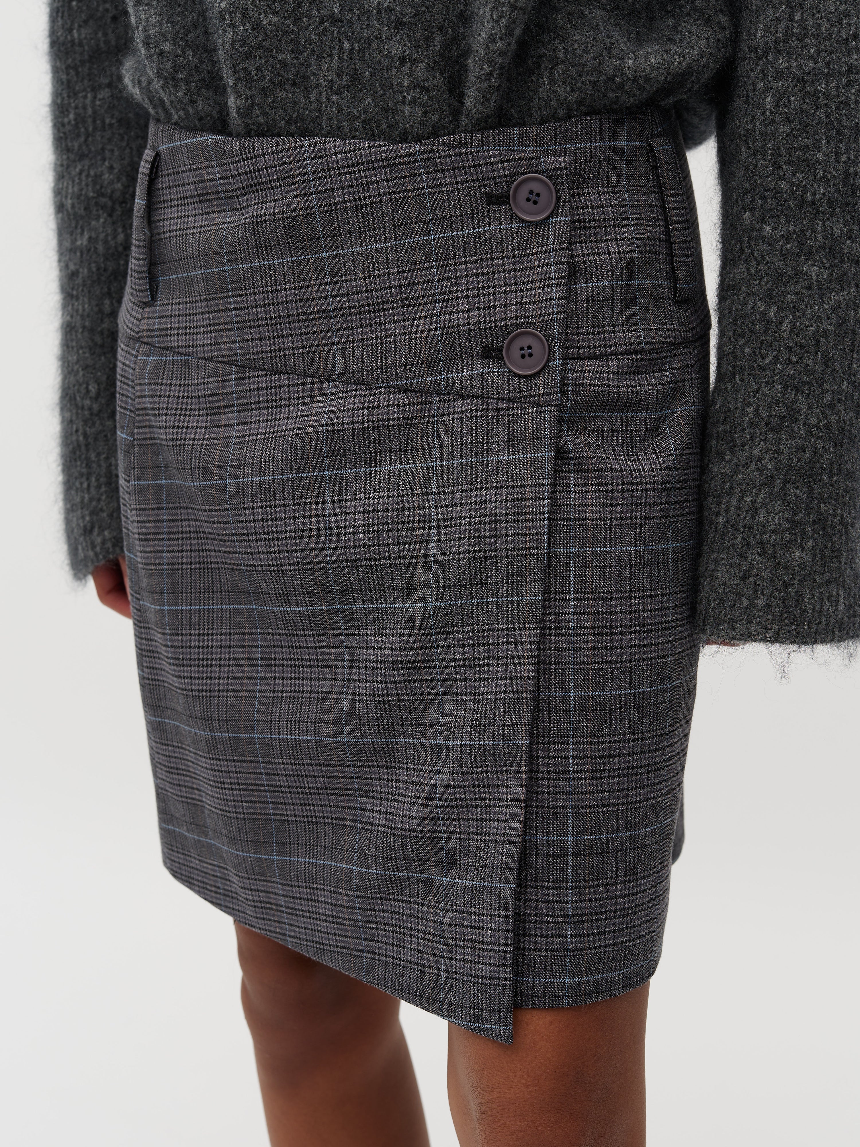 Jeani-M_Grey Check_Model_2