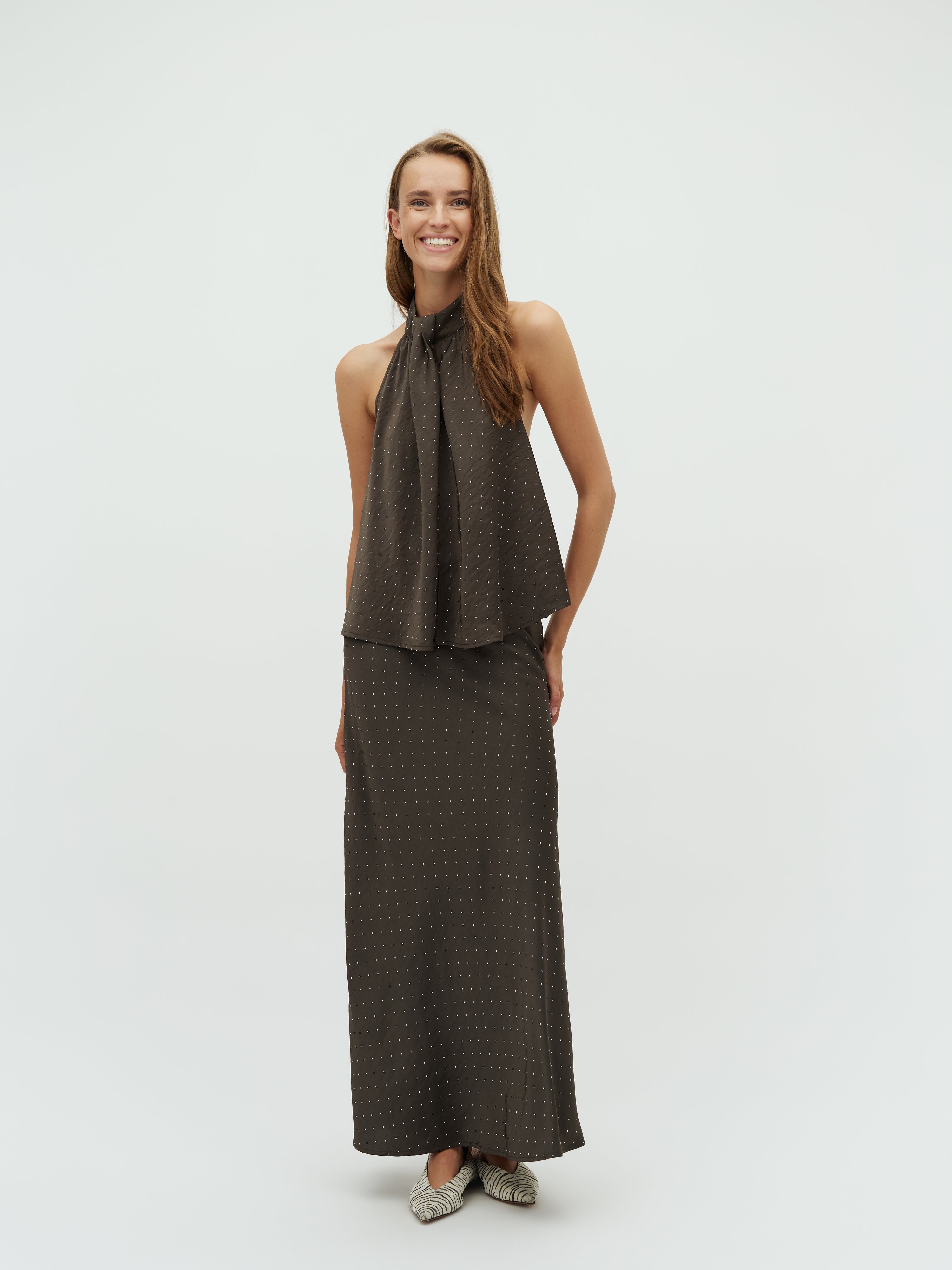 Zuzela-M_Dark Grey_Model_3