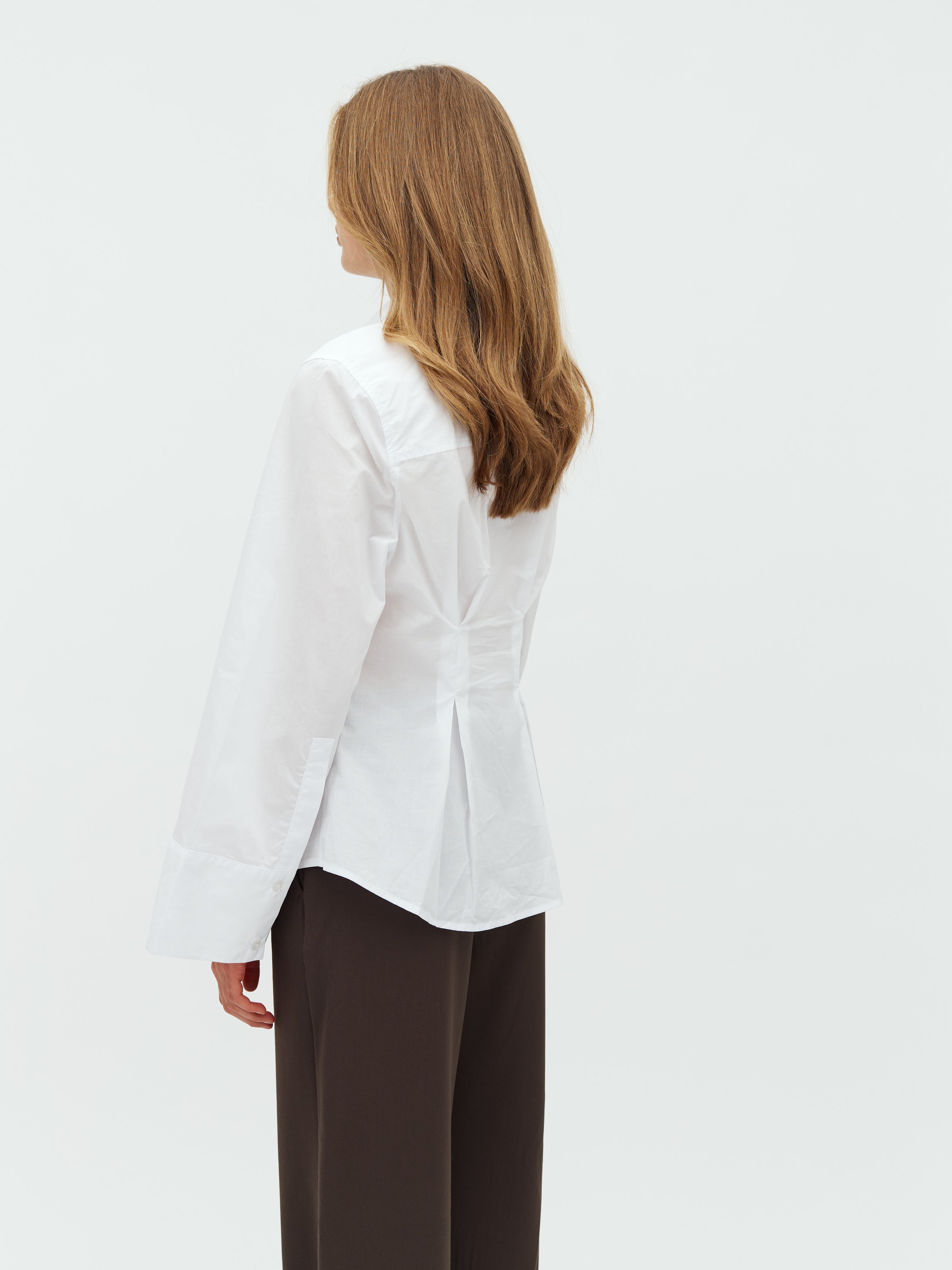 Kaloni-M_White_Model_2