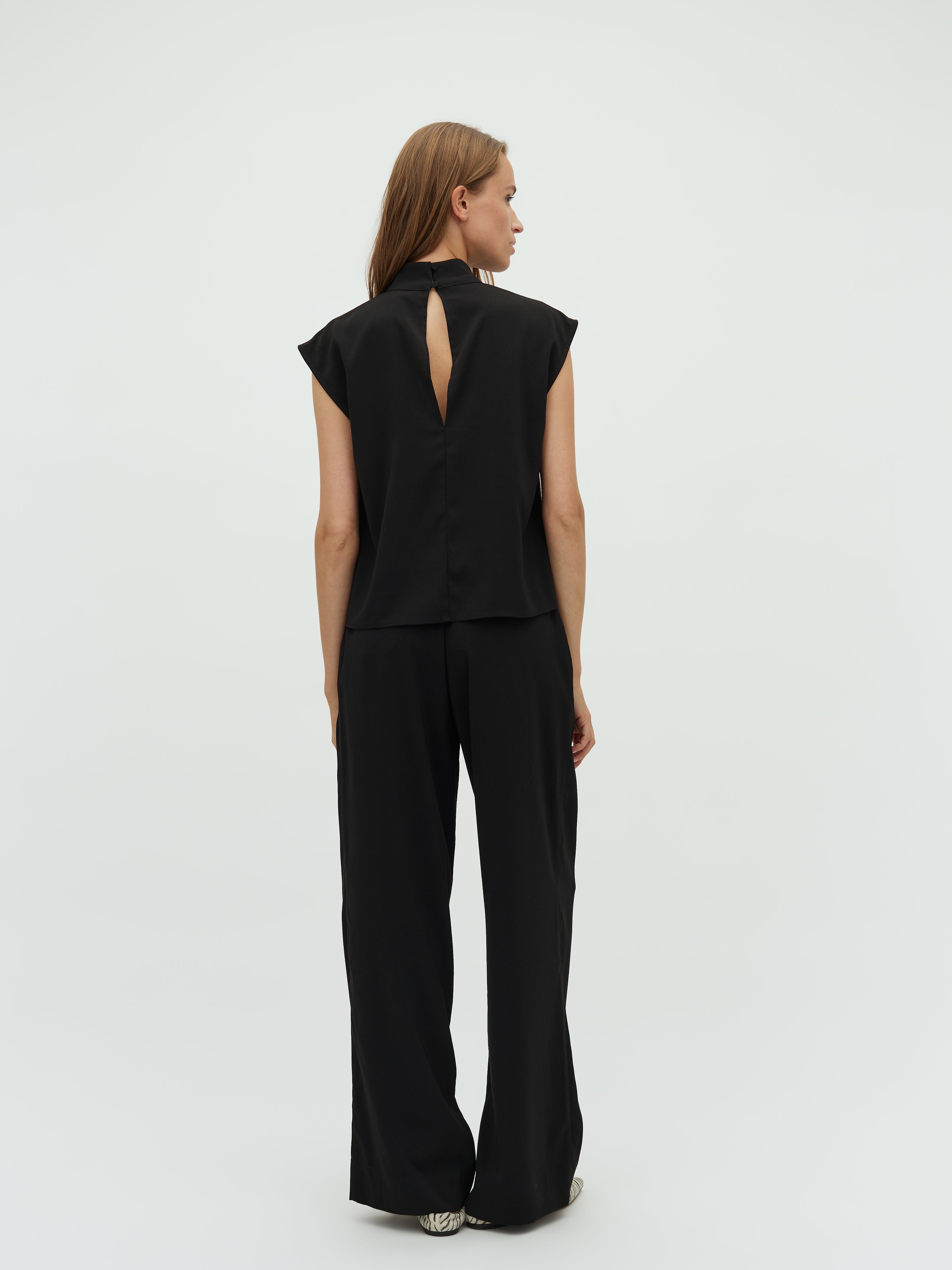 Maaja-M_Black_Model_2