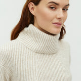 Kemina-M_Light Grey Stripe_Model_1
