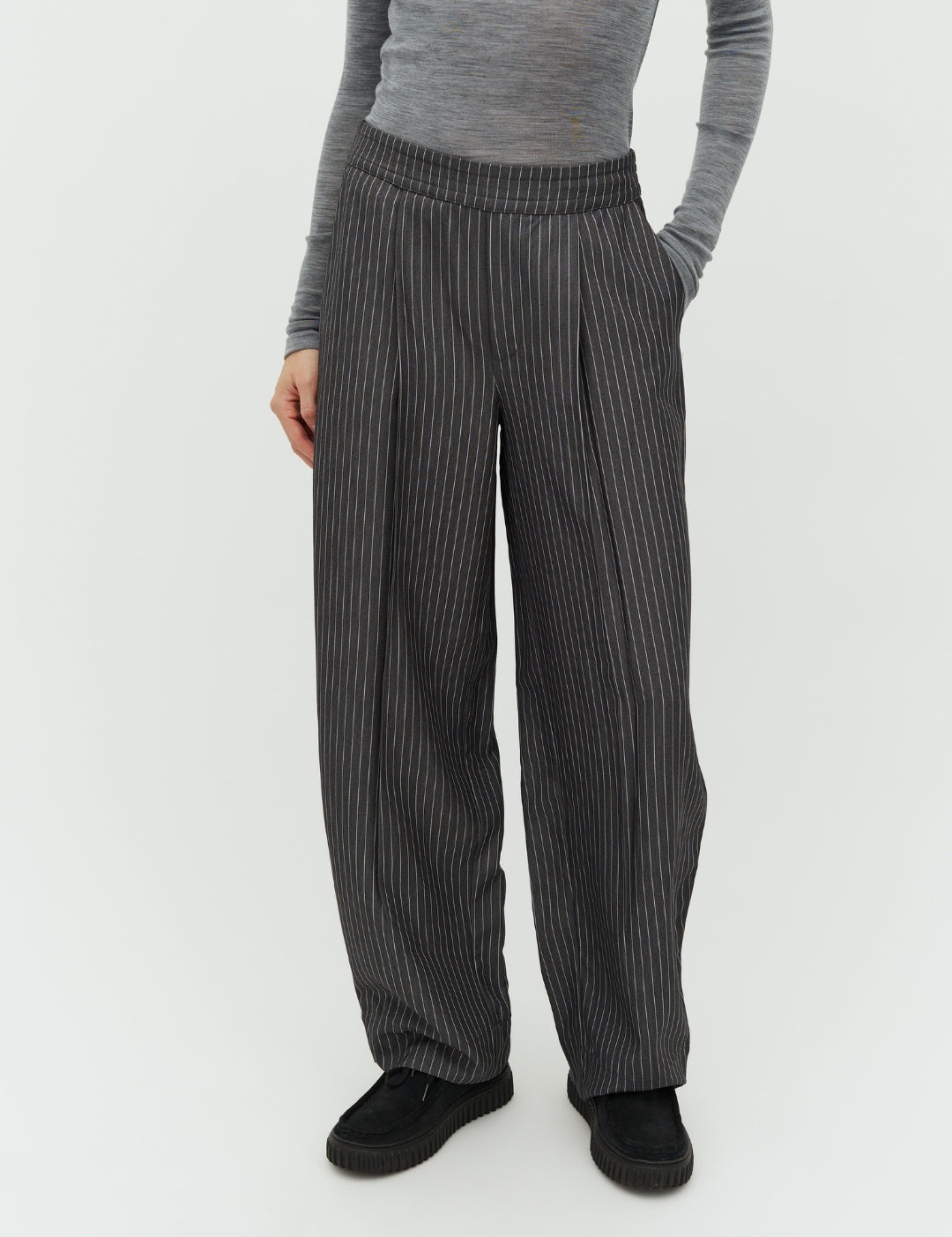 Leontina-M_Grey Pinestripe_Model_2