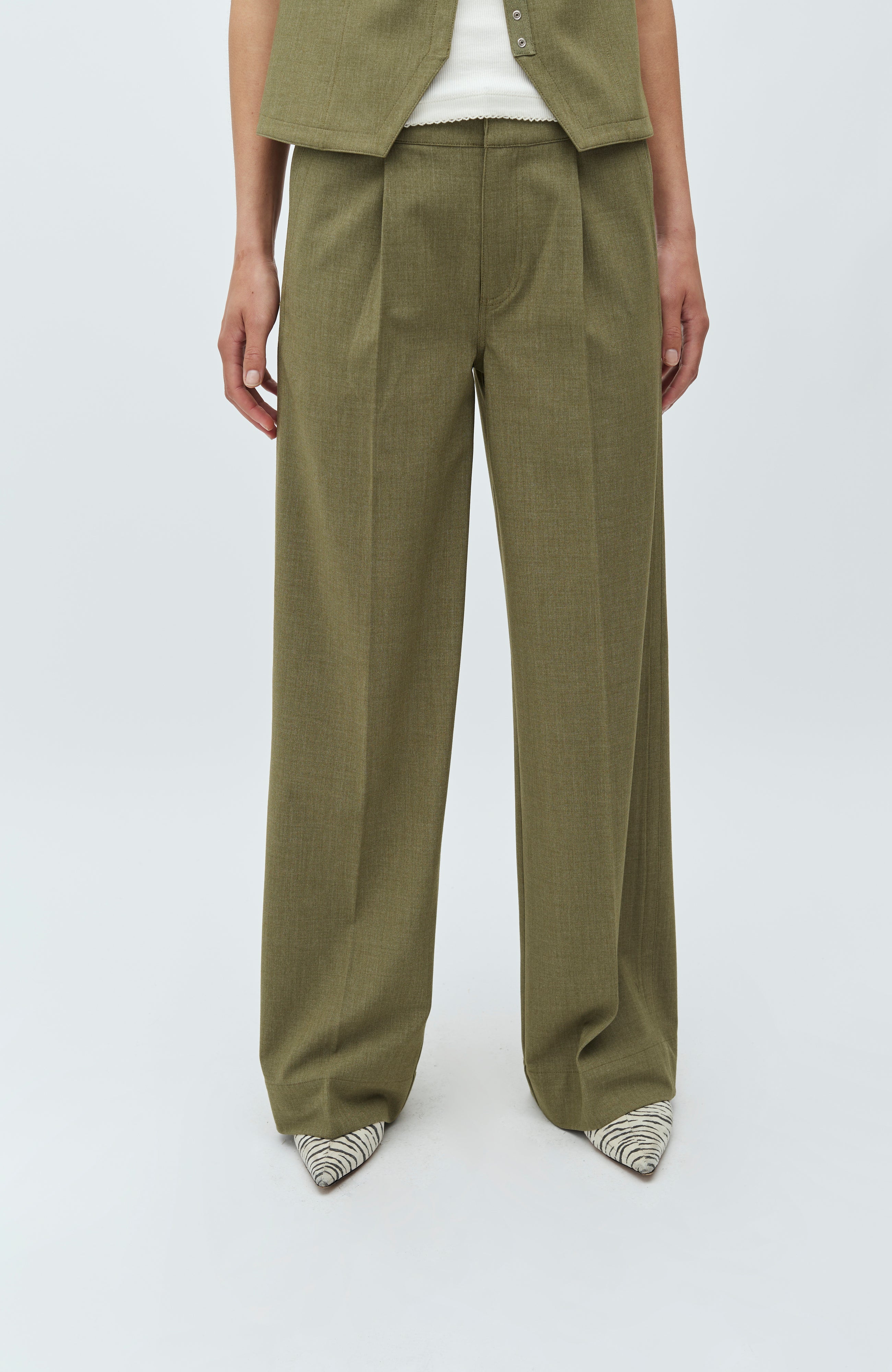 Farin-M_Dusty Olive Melange_Model_1