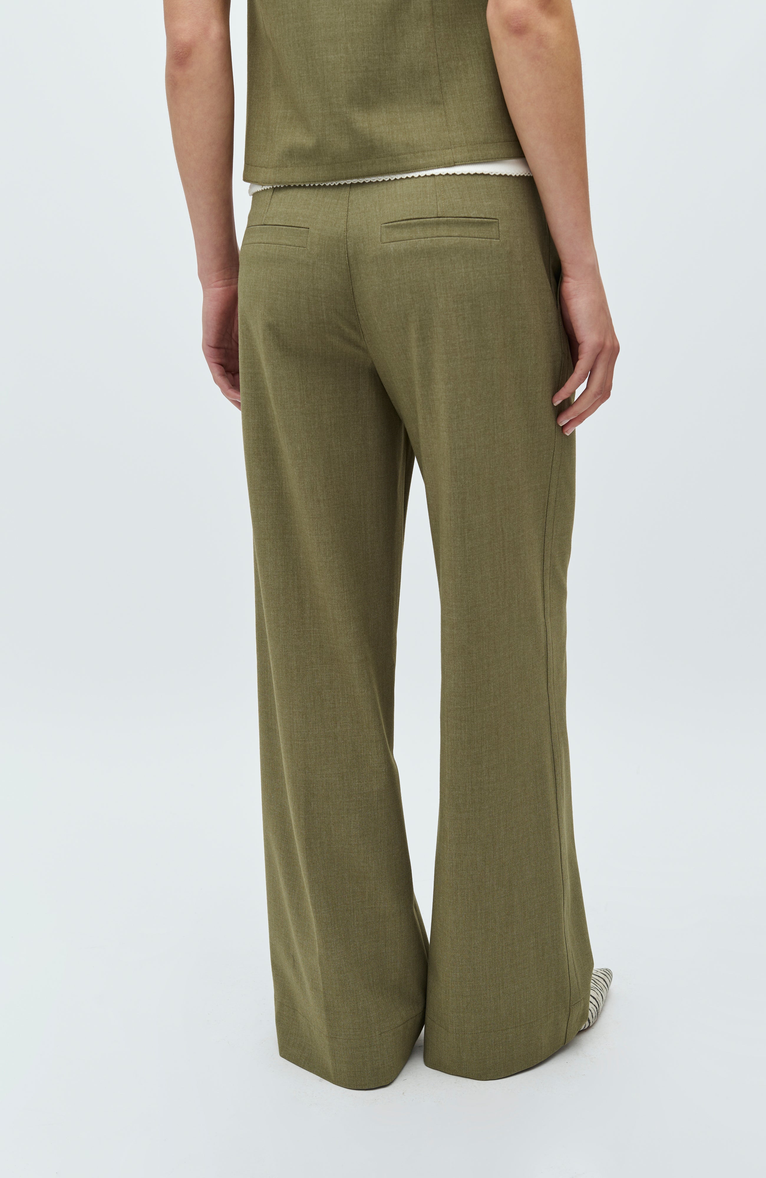Farin-M_Dusty Olive Melange_Model_2