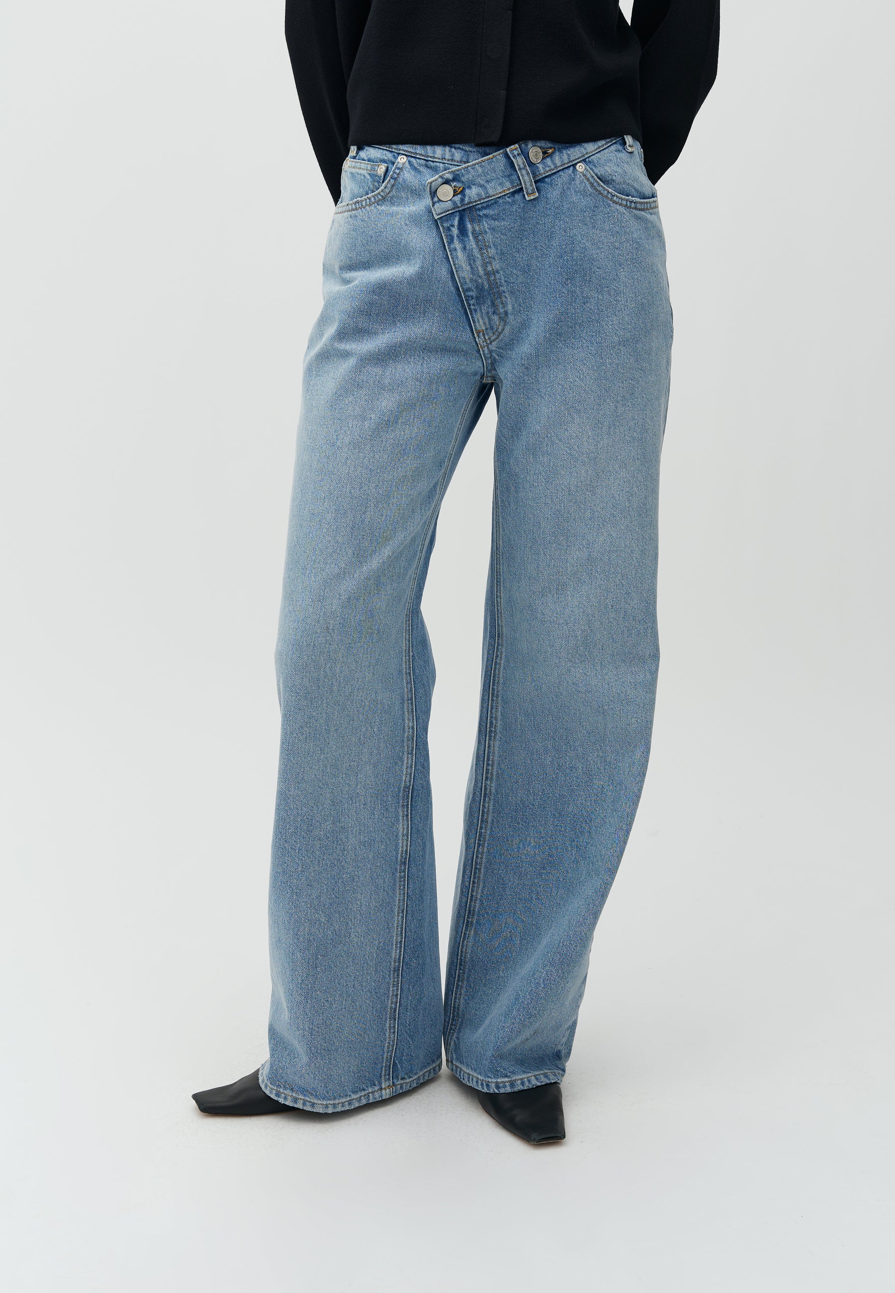Bellmer-M_Light Blue Brushing_Model_3