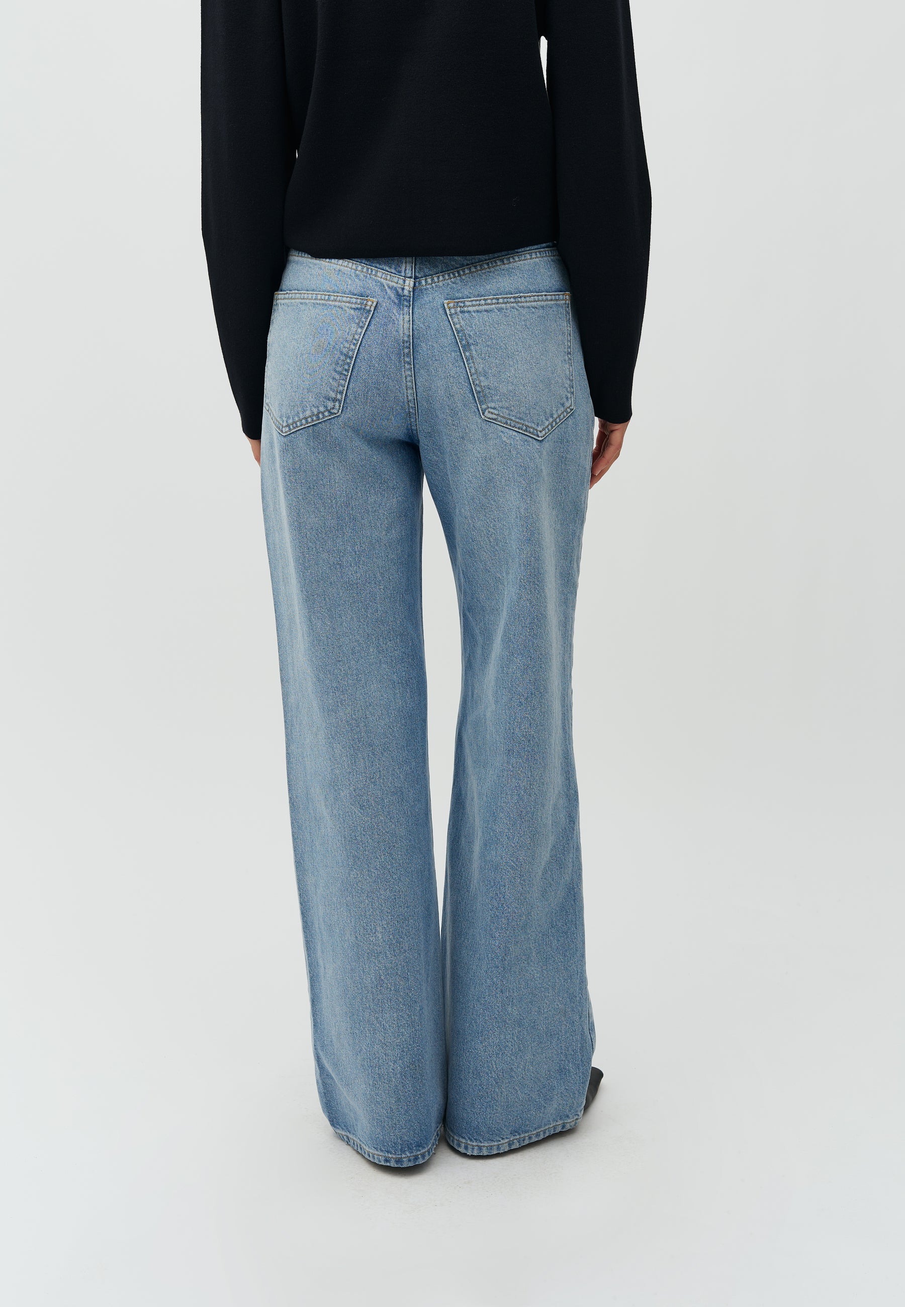 Bellmer-M_Light Blue Brushing_Model_4