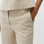 Ottavie-M_Natural Linen_Model_2