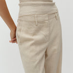 Ottavie-M_Natural Linen_Model_3
