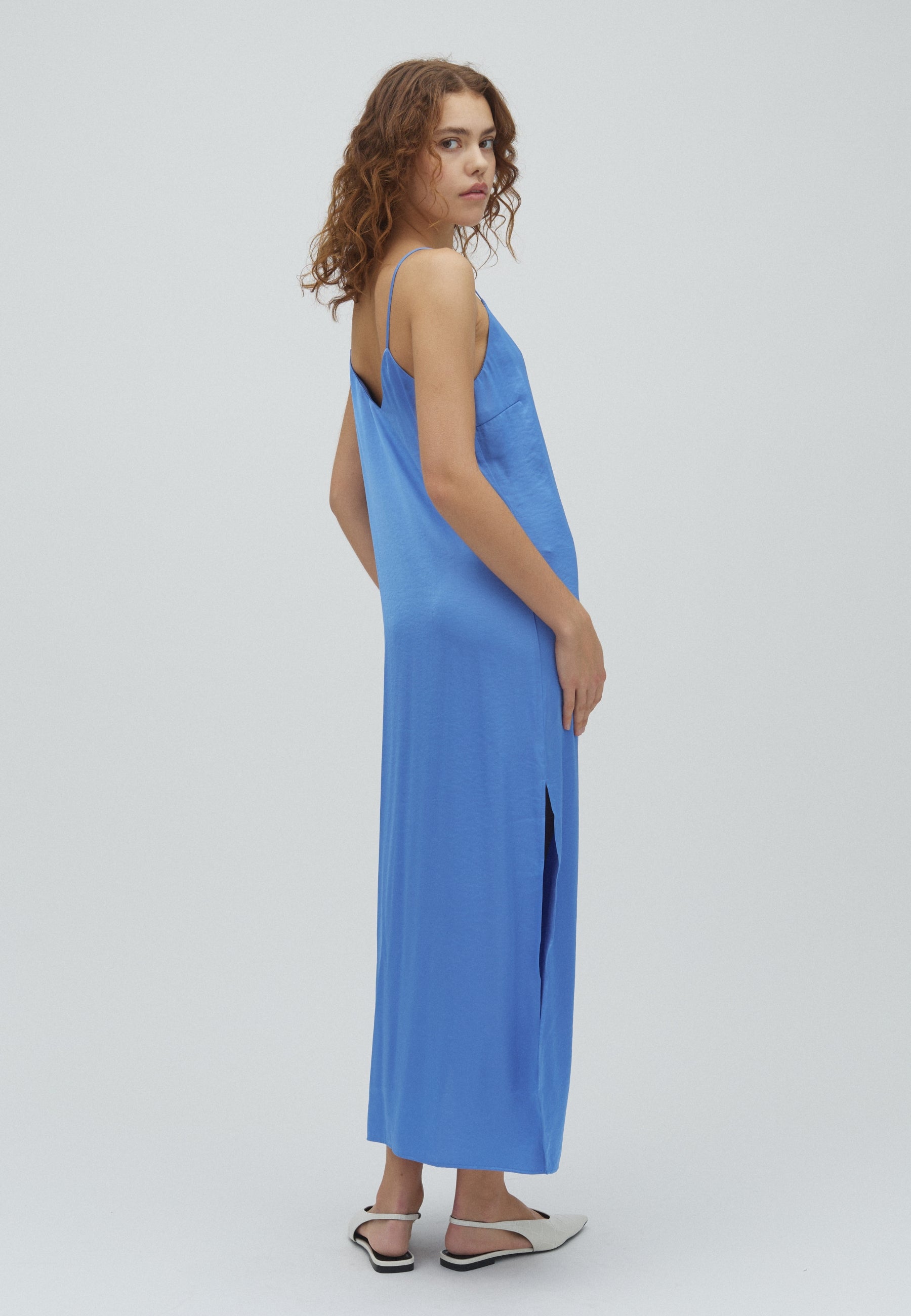 Leslee W-M_Ultramarine_Model_1