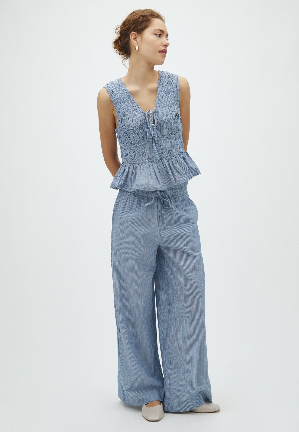 Clari-M_Blue White Stripe_Model_0